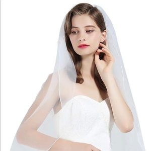 Elbow length ivory veil